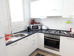 Jääkaappi, mikroaaltouuni, uuni, liesi