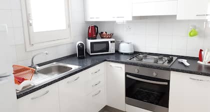 Kivenheiton päässä merestä. Romey huoneisto