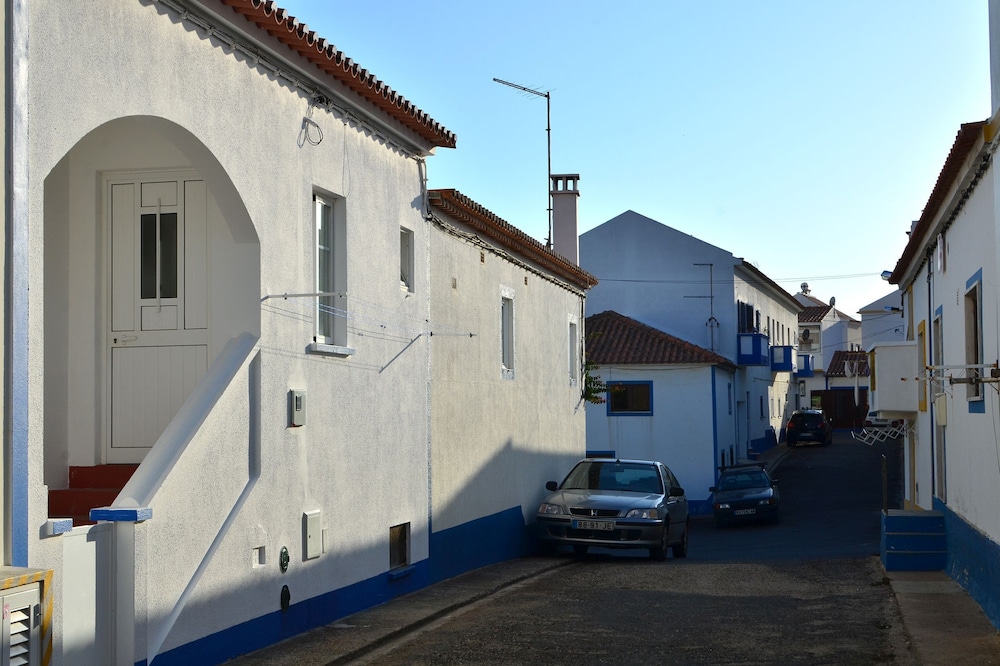 Two bedroom house, ideal for 4 people, in the center of Zambujeira do Mar