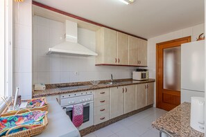 Een koelkast, een microgolfoven, een oven, een kookplaat