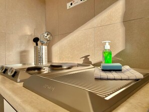 Jääkaappi, mikroaaltouuni, liesi, kahvin-/teenkeitin