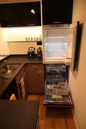 Réfrigérateur, micro-ondes, plaque de cuisson, lave-vaisselle