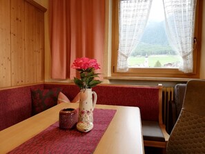 Dining - Holiday Apartment in Wildermieming with Private Parking and Mountain View (Wildermieming)