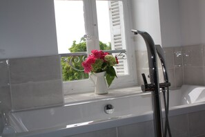Combined shower/tub, hair dryer, towels, soap