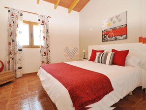 2 bedrooms, iron/ironing board, Internet, bed sheets