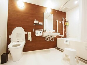 Une salle de bain moderne avec un mur en bois, des toilettes blanches, un lavabo et une douche.