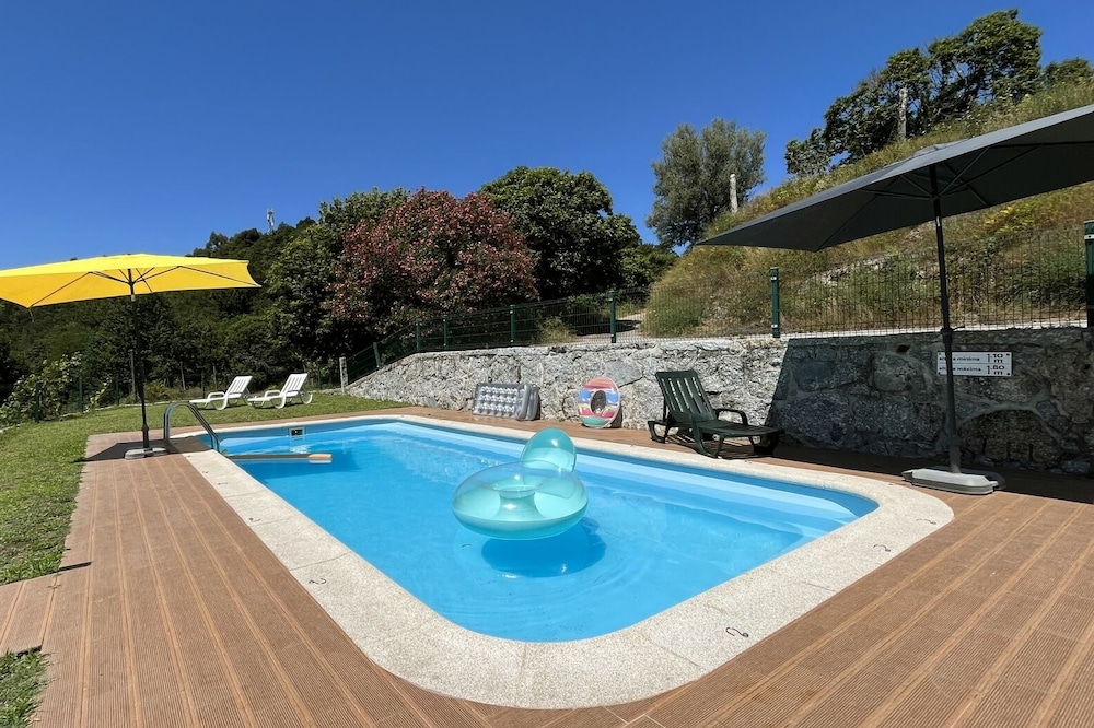House Holiday in Northern Portugal with BBQ space, next to the river