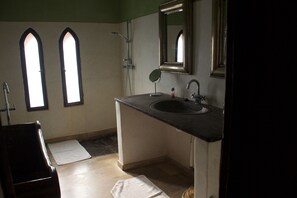 Hair dryer, towels - Mas de L'Ourika Original (Marrakech)