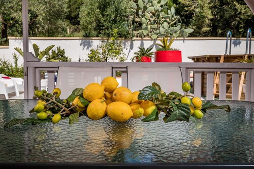 Villa Gagliardetta splendid villa with swimming pool between the greenery and the sea.