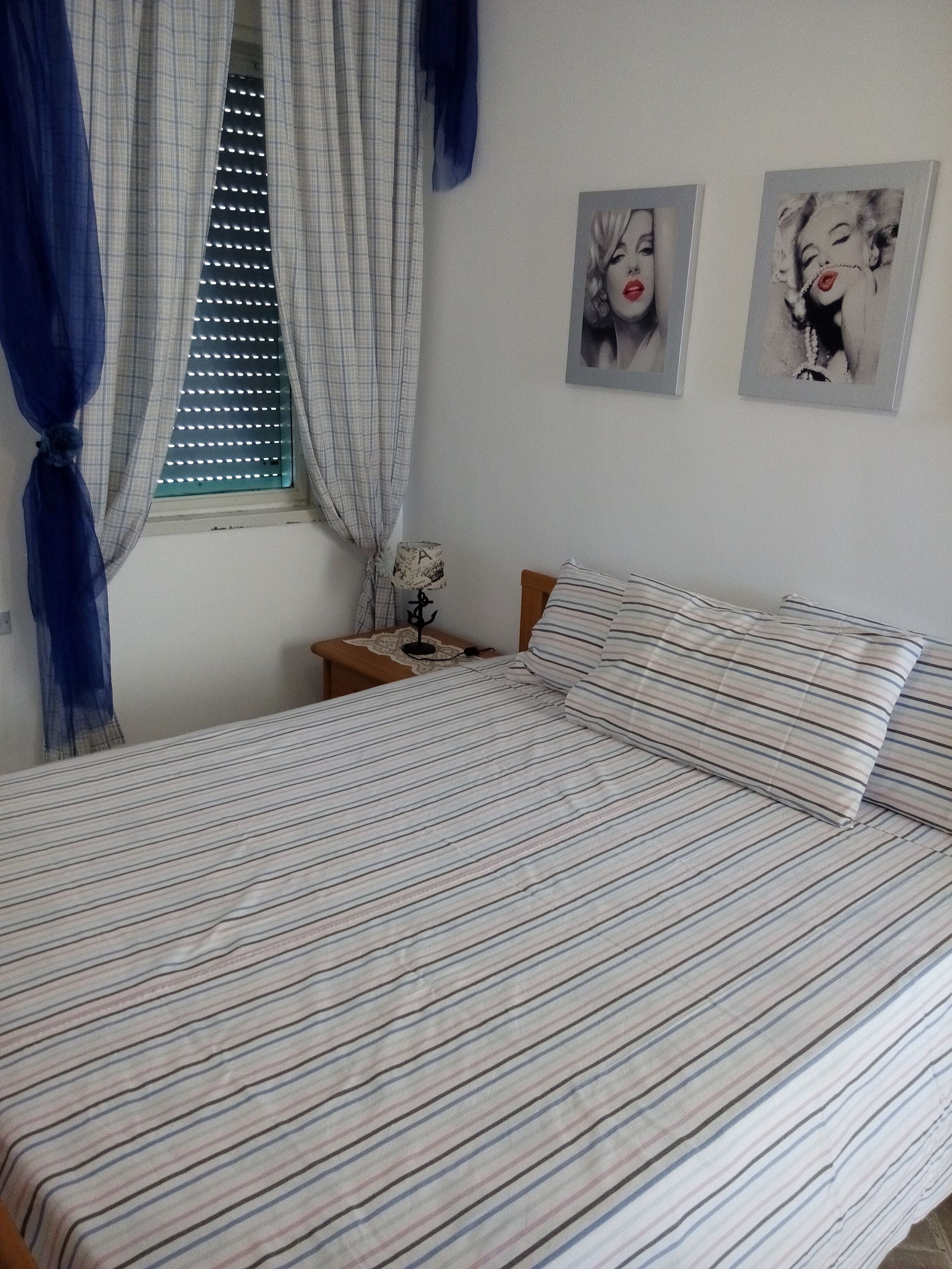 4 chambres, coffres-forts dans les chambres, fer et planche à repasser