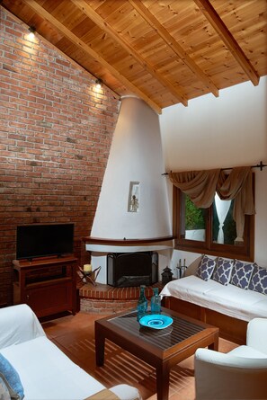 Televisión, chimenea y estéreo