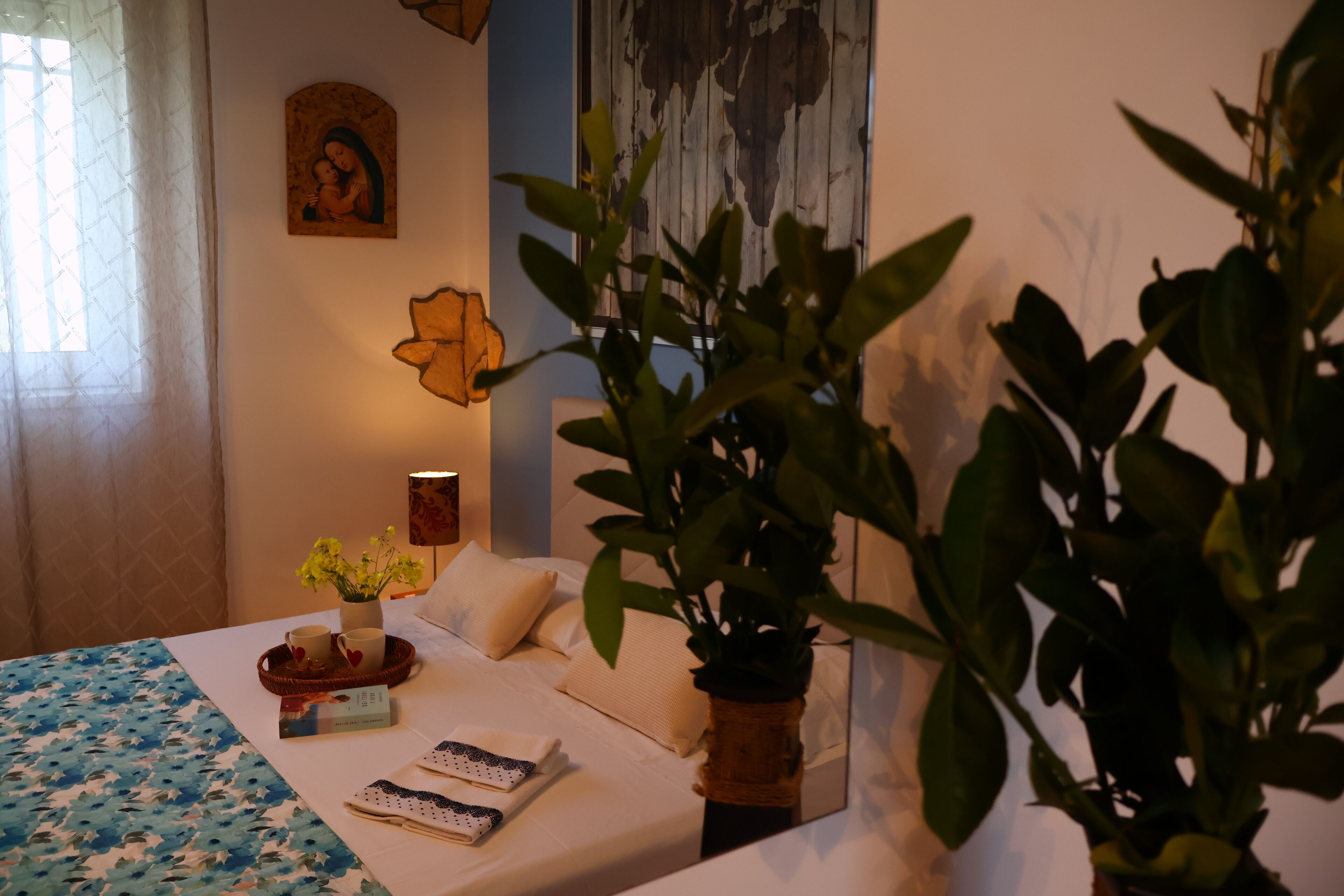 2 quartos, ferros/tábuas de passar roupa, roupa de cama