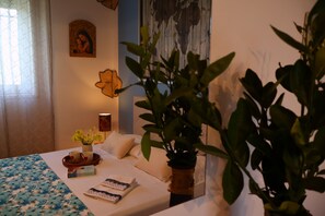 2 bedrooms, iron/ironing board, bed sheets, wheelchair access