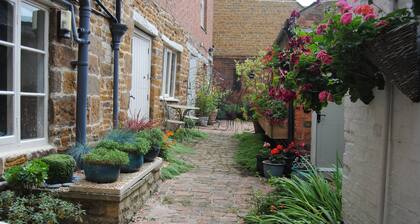 High Street spacious Self contained private Apartment in the heart of Uppingham