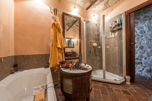 Tina con regadera, secadora de cabello, bidet, toallas 