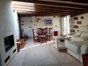 Smart-TV, peis, DVD-spiller og bøker