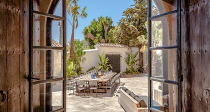 Luxury manor, minutes from the beach, 14 ensuite bedrooms, A/C, central location