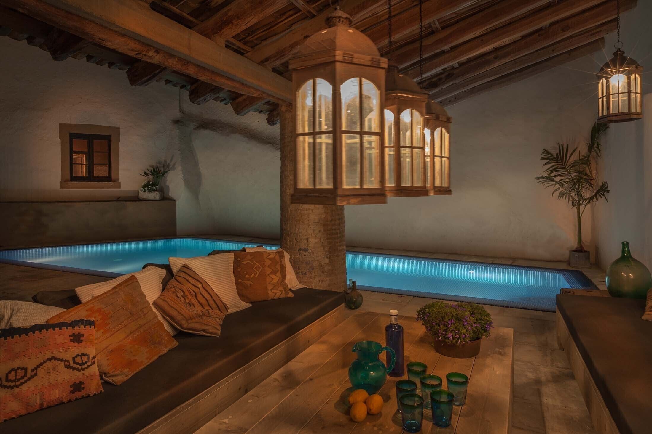 Een buitenzwembad, een infinity pool, ligstoelen bij het zwembad