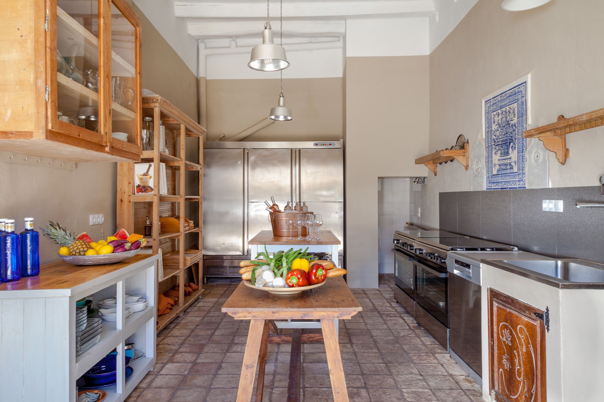 Luxury manor, minutes from the beach, 14 ensuite bedrooms, A/C, central location