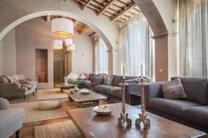 TV connectée, cheminée, lecteur de DVD, table de tennis de table