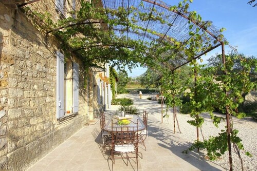 recently renovated 19th century wine estate, at the foot of Mont Ventoux