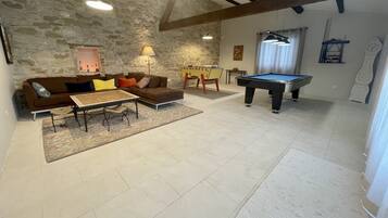 Smart-tv, een open haard, een dvd-speler en tafelvoetbal