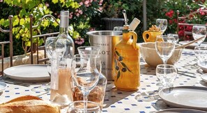 Outdoor dining - Recently renovated 19th century wine estate, at the foot of Mont Ventoux (Carpentras)