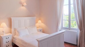7 bedrooms, desk, iron/ironing board, travel cot - Recently renovated 19th century wine estate, at the foot of Mont Ventoux (Carpentras)