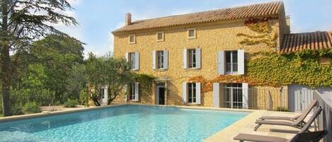 Una piscina al aire libre