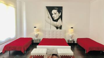 5 slaapkamers, een strijkplank/strijkijzer, reisbedje, gratis wifi