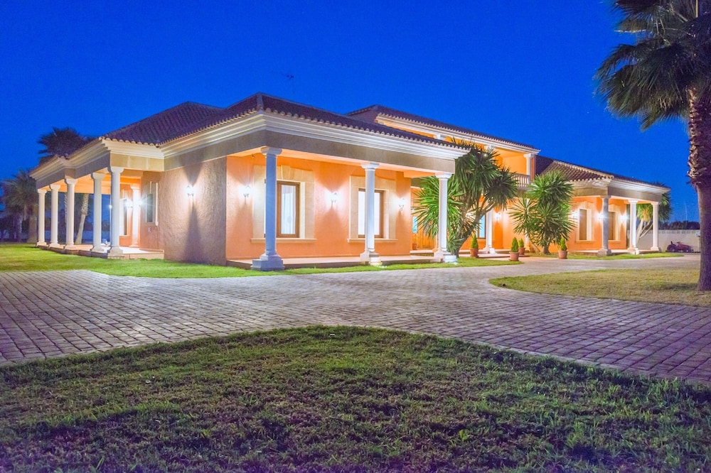 LUXURY VILLA 20 Pax 400m from the sea. 40km from Benidorm.