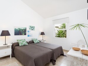 3 makuuhuonetta, silitysrauta/-lauta, internet, vuodevaatteet