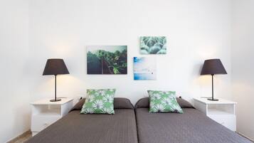 3 slaapkamers, een strijkplank/strijkijzer, internet, beddengoed