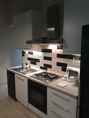 Kühlschrank, Mikrowelle, Ofen, Herdplatte