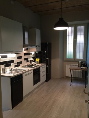 雪櫃、微波爐、焗爐、爐具