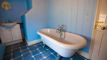 Sèche-cheveux, serviettes fournies, papier toilette