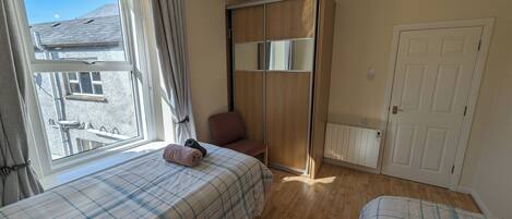 2 bedrooms, iron/ironing board, Internet, bed sheets