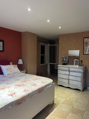 3 slaapkamers, een strijkplank/strijkijzer, gratis wifi, beddengoed