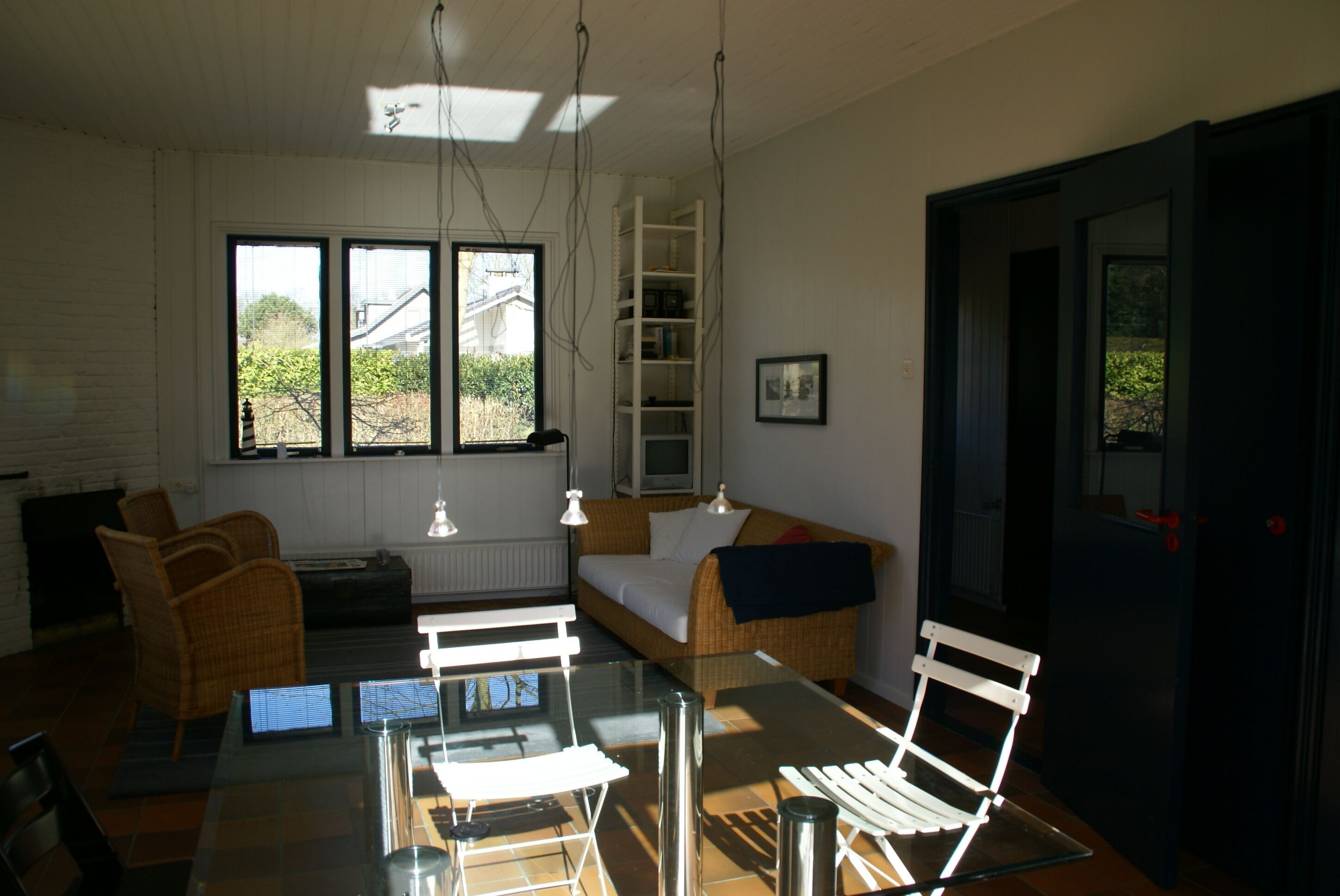 Una televisión, una chimenea, un reproductor de DVD, libros