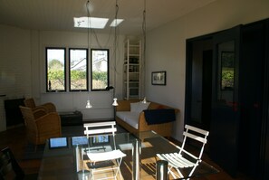 Televisie, een open haard, een dvd-speler en boeken