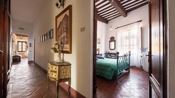 4 Schlafzimmer, Zimmersafe, Schreibtisch, Reisekinderbett