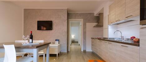 Kylskåp, mikrovågsugn, ugn och spishäll