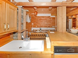 Kylskåp, mikrovågsugn, spishäll och diskmaskin