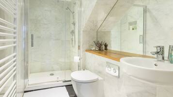 Ensemble douche/baignoire, sĂšche-cheveux, serviettes fournies, savon