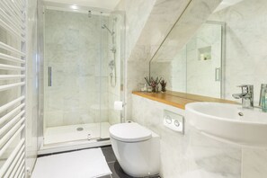 Combined shower/bathtub, hair dryer, towels, soap