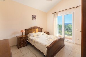 3 bedrooms, in-room safe, iron/ironing board, WiFi