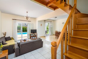 Televisio, DVD-soitin, kirjoja, musiikkikirjasto