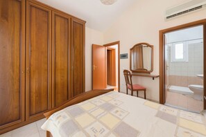 3 chambres, coffres-forts dans les chambres, fer et planche à repasser