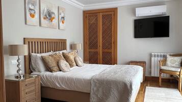 4 chambres, coffres-forts dans les chambres, bureau