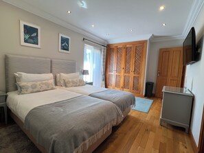 4 bedrooms, in-room safe, desk, iron/ironing board